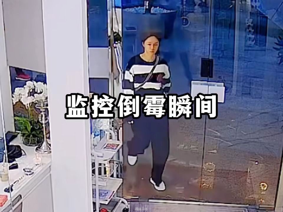 监控下的倒霉瞬间，要不是监控拍下，真不敢相信啊#监控 #监控下的倒霉蛋 #搞笑视频-相关搜索：-监控下搞笑视频-1.jpg