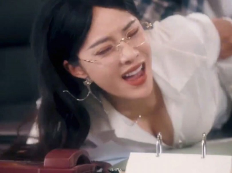 “黑丝，肤白貌美大长腿美女总裁”全网最火吻戏短剧”爆款吻戏短剧《发错表白情话闪婚女总裁》-1.jpg
