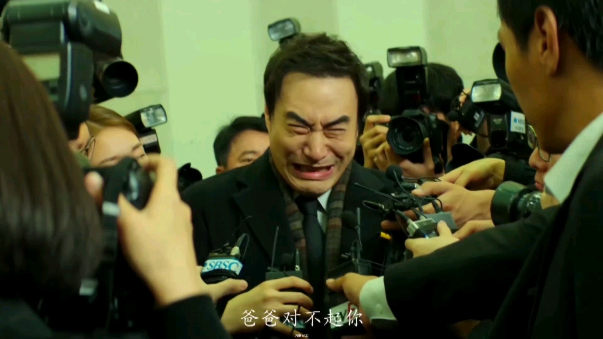 校霸泰秀发现了一个真理，不管他现在有多厉害，踏入社会后都会被那群有钱有权的书呆子们治的服服帖帖，于是他决定逆天改命，踏入上流社会！一口气看完高分电影《王者》！-1.jpg