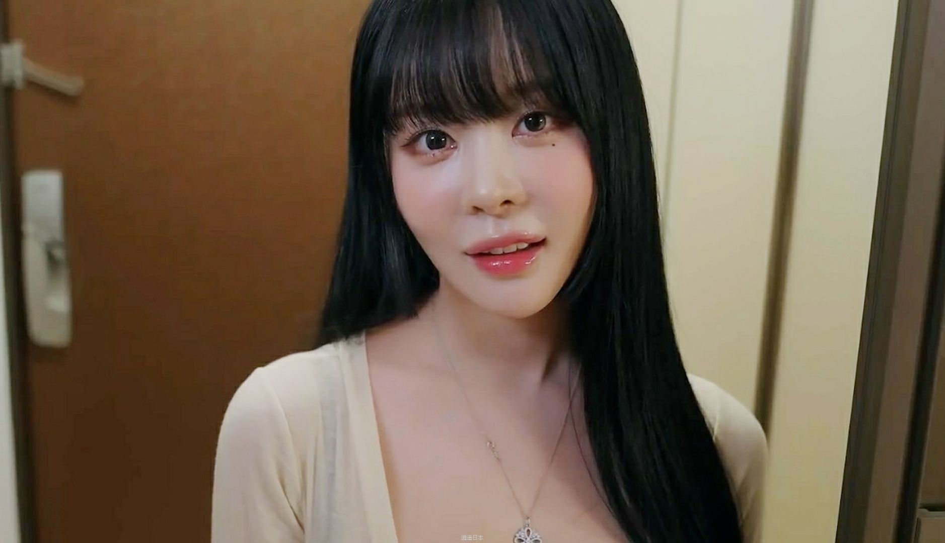 美女老师住在学生家里，每天深夜给他补课，这天晚上却出现了意外-1.jpg