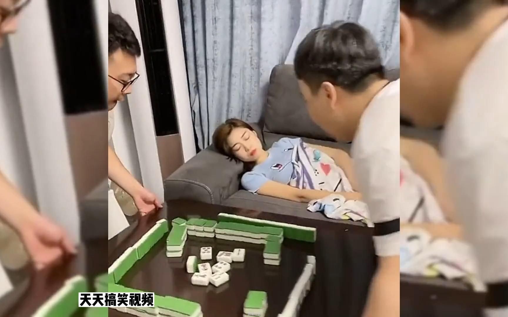 盘点被强行开机的人类，上一秒还在做美梦，下一秒被损友强行叫醒#不干人事 #损友 #搞笑视频-1.jpg