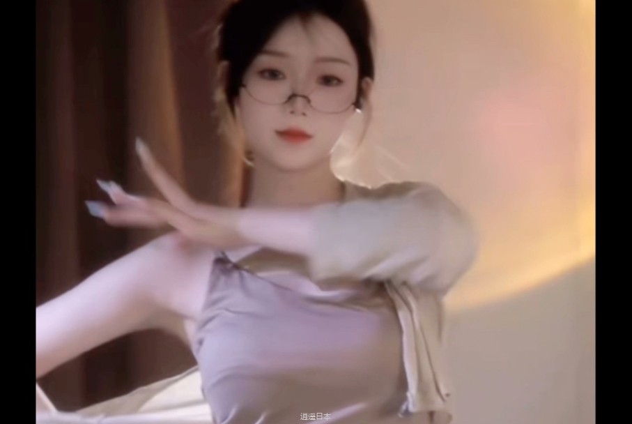 好身材美女热舞大摆锤-1.jpg