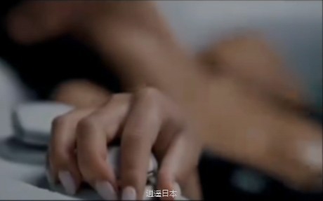 美女在洗澡时被钻入-1.jpg
